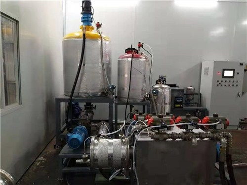 環(huán)保先行，品質(zhì)為本——探秘天津人造草坪PU背膠機在環(huán)保設(shè)備研發(fā)中的創(chuàng)新應(yīng)用